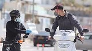 אזרחים מבלים בתל אביב ושוטרים מבצעים אכיפה