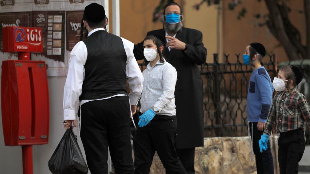 Bnei Brak residents out shopping for food during the coronavirus crisis (Photo: AFP) תושבי בני ברק בזמן הסגר של המשטרה