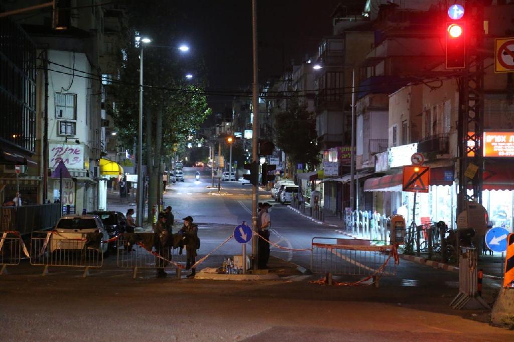 סגירת כבישים בבני ברק. ארכיון (צילום: מוטי קמחי) סגירת כביש ז'בוטינסקי בן גוריון בעקבות ההסגר על בני ברק