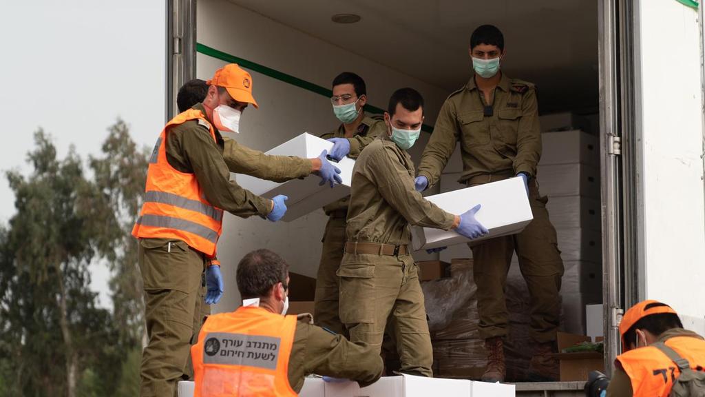 לוחמי הצנחנים וחטיבת הקומנדו מחלקים מנות מזון בבני ברק