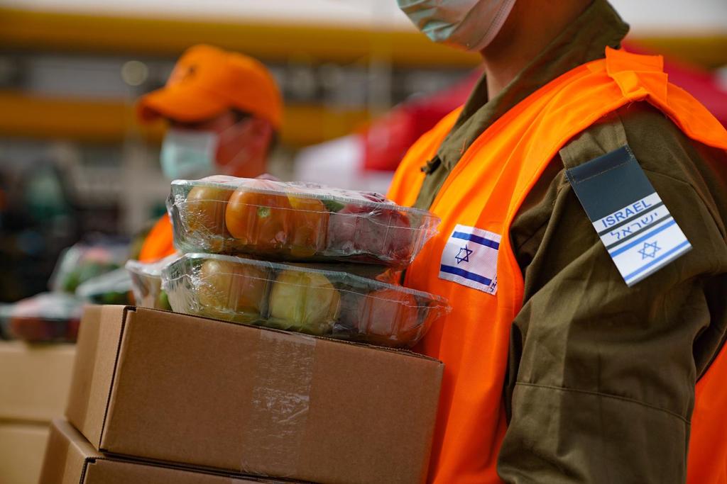 לוחמי הצנחנים וחטיבת הקומנדו מחלקים מנות מזון בבני ברק