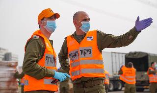 לוחמי הצנחנים וחטיבת הקומנדו מחלקים מנות מזון בבני ברק