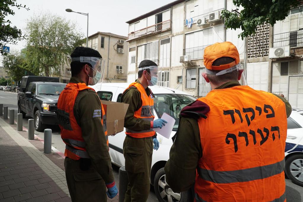 IDF soldiers distributing food to Bnei Brak residents during a lockdown of the city (Photo: IDF Spokesperson's Unit) לוחמי הצנחנים וחטיבת הקומנדו מחלקים מנות מזון בבני ברק