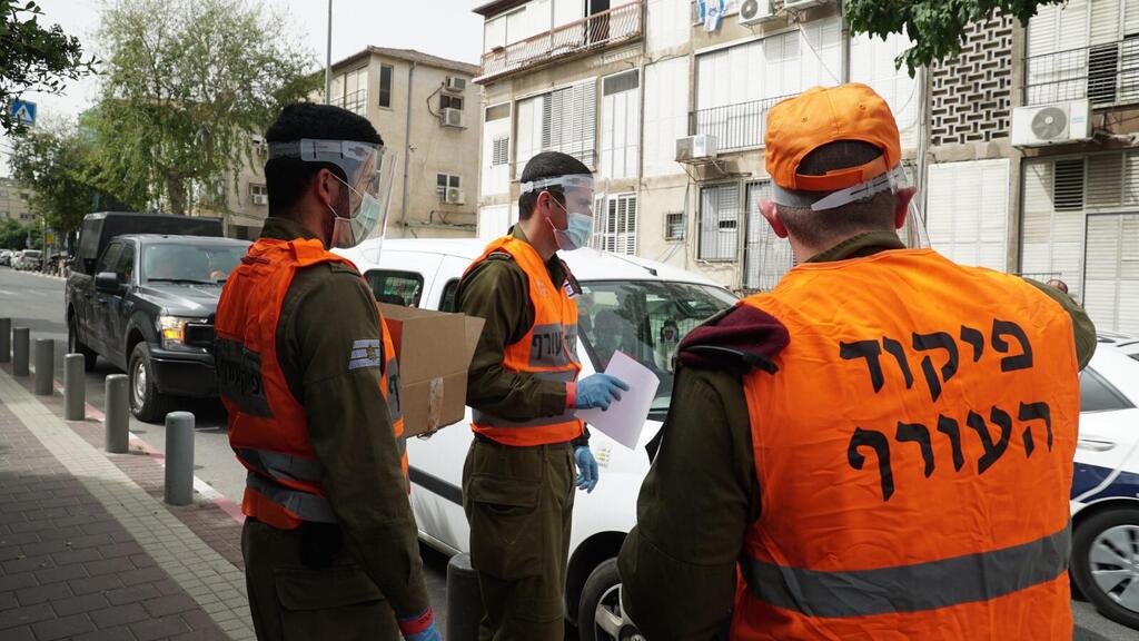 לוחמי הצנחנים וחטיבת הקומנדו מחלקים מנות מזון בבני ברק