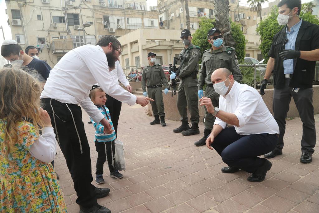 Naftali Bennett visiting the coronavirus-hit city of Bnei Brak during the pandemic (Photo: Yariv Katz) נפתלי בנט בבני נרק