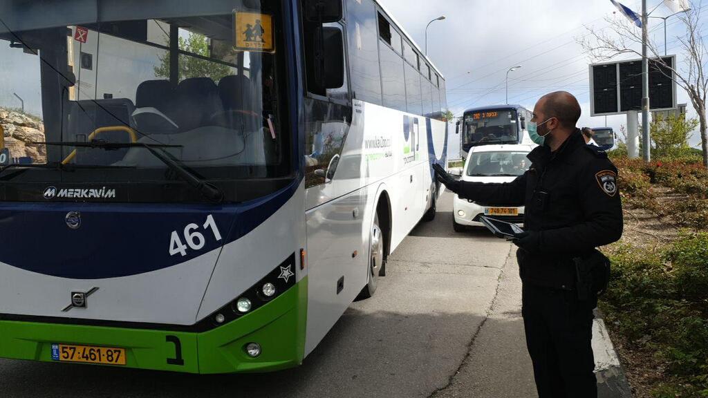 אוטובוס בביתר עילית. ניצבת בראש טבלת ההשקעה בתחבורה הציבורית (צילום: אלי מנדלבאום) מחסום משטרתי בכניסה לביתר עילית בעקבות הסגר על העיר