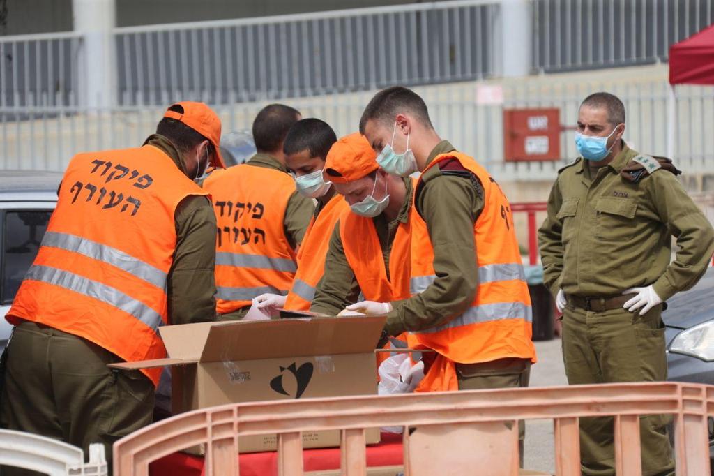 IDF soldiers distribute food to Bnei Brak residents as coronavirus sweeps through the city (Photo: Moti Kimchi) חיילי צה"ל מחלקים מזון לתושבי בני ברק