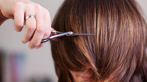 Перед стрижкой обязательно намочите волосы. Фото: shutterstock