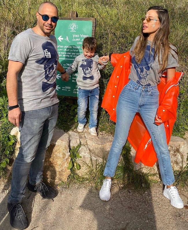 "קשה להסתכל על ילד שכזה ולא לרצות לטעום עוד מהאימהות". דדון עם פרליס ובנם ריף