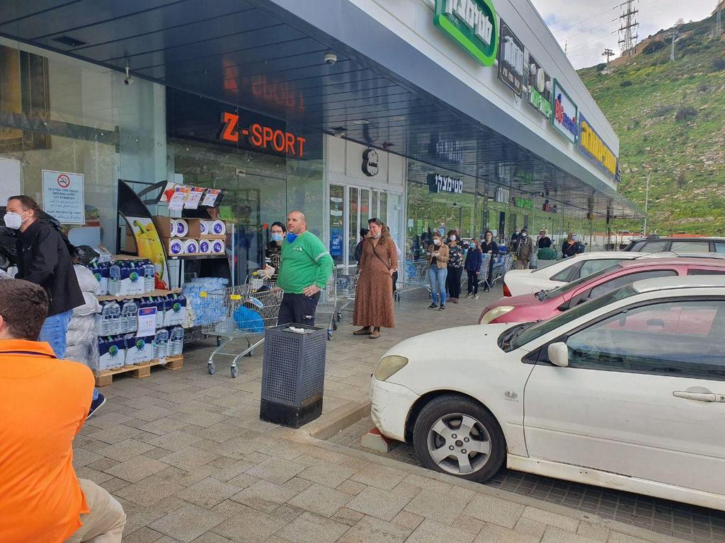 Israelis queuing to enter a supermarket in Haifa ahead of the Passover holiday (Photo: Ahiya Raved) ויקטורי חיפה