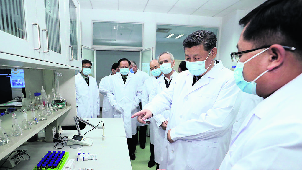 נשיא סין שי ג'ינפינג מבקר במעבדות לפיתוח חיסון קורונה