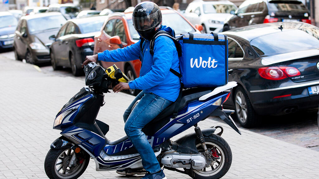 Illustrative: A Wolt courier (Photo: Shutterstock) שליח wolt