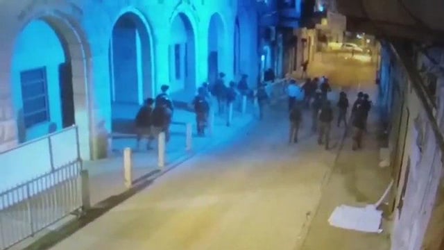תושב מאה שערים מופל לרצפה