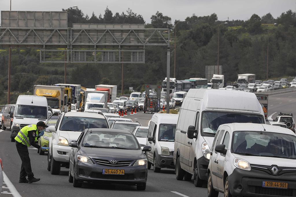 Heavy traffic near Jerusalem (Photo: AFP) מחסום משטרתי בדרך לירושלים