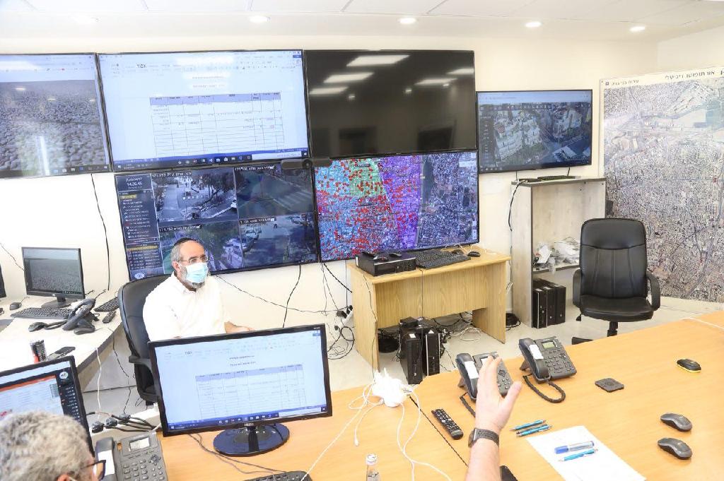 חמ"ל הקורונה בעיריית בני ברק (צילום: מוטי קמחי) חמ"ל הקורונה בעיריית בני ברק