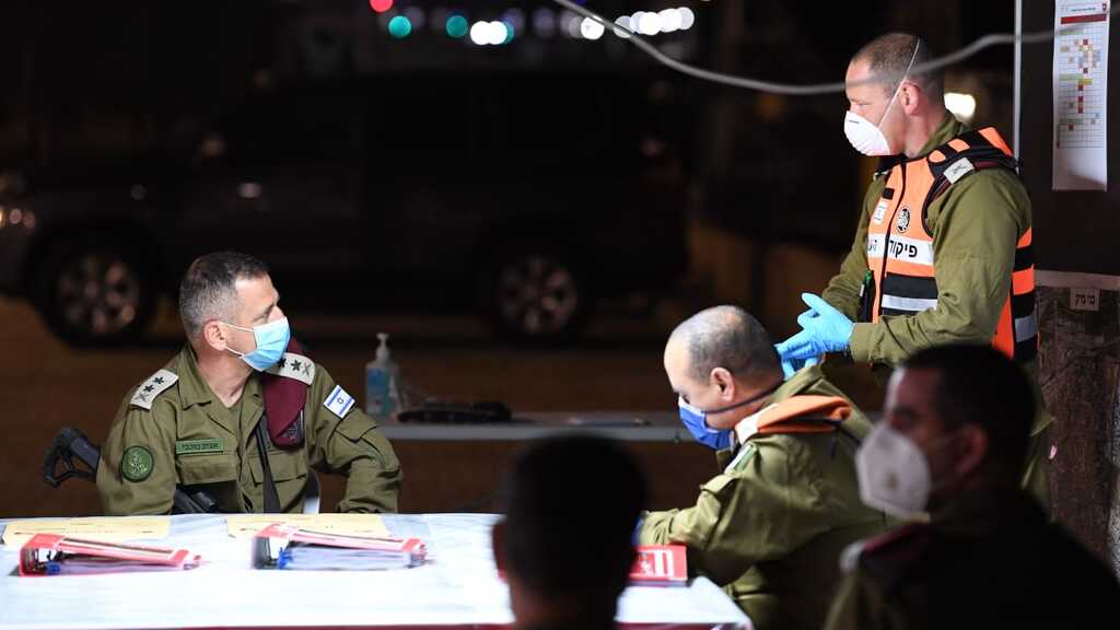 הרמטכ"ל ותמיר ידעי בביקור בבני ברק (צילום: דובר צה"ל) אביב כוכבי, תמיר ידעי וירון פינקלמן בביקור בבני ברק