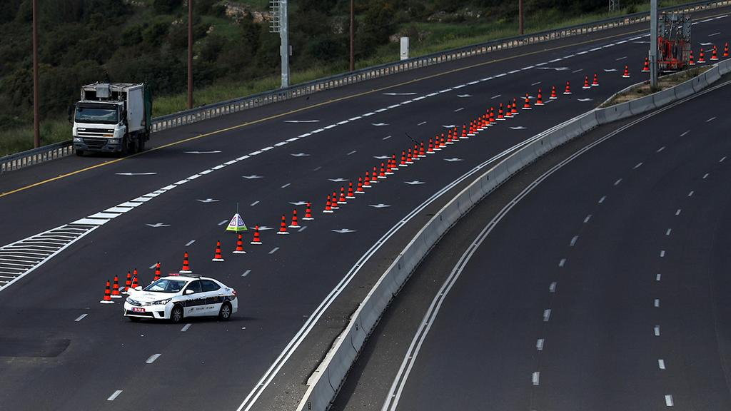 A police checkpoint near the Arab village of Abu Gush (Photo: AFP) מחסום משטרה בכביש 1