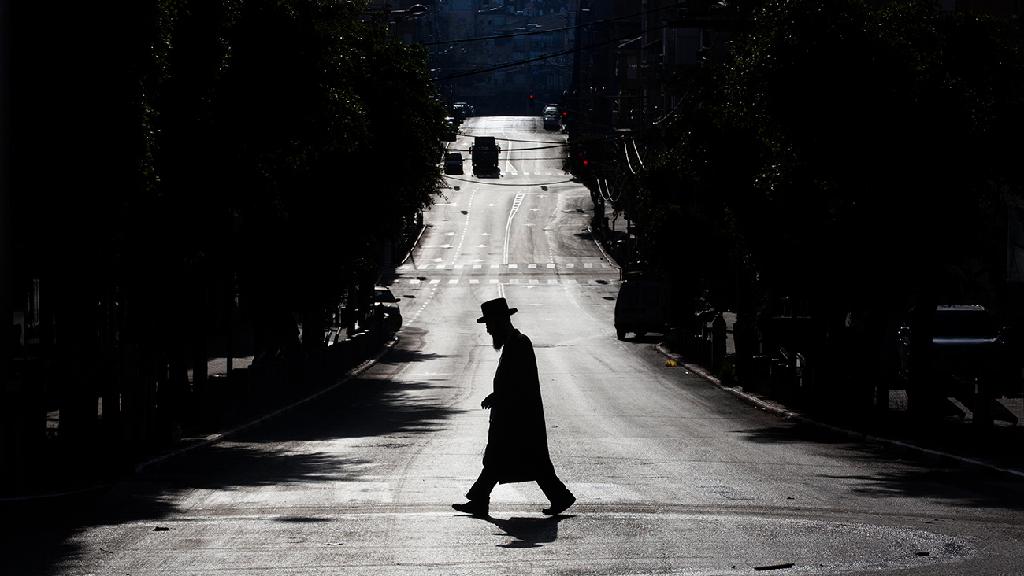 צילום: AP חרדי חוצה כביש ב בני ברק