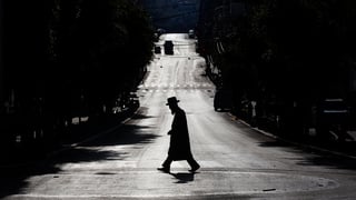 חרדי חוצה כביש ב בני ברק 