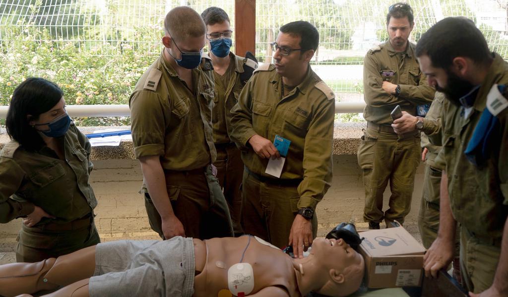IDF soldiers learning how to treat coronavirus patients (Photo: IDF Spokesperson Unit) צה"ל מקים בית חולים לחולי קורונה בחיפה
