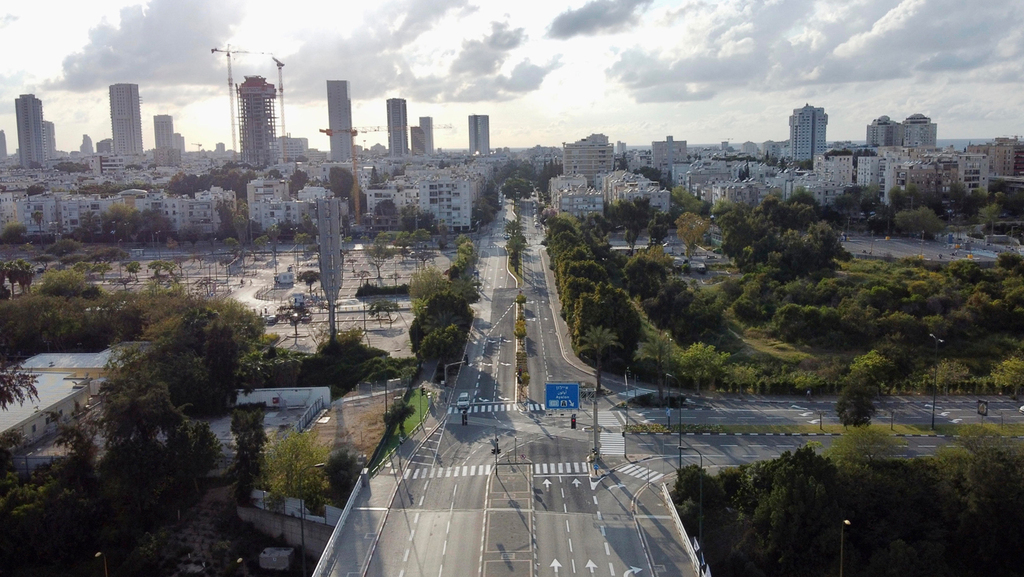 השנה זה ייראה אחרת. סגר פסח בשנה שעברה בתל אביב (צילום: AP) כבישים ריקים בתל אביב בצל הקורונה