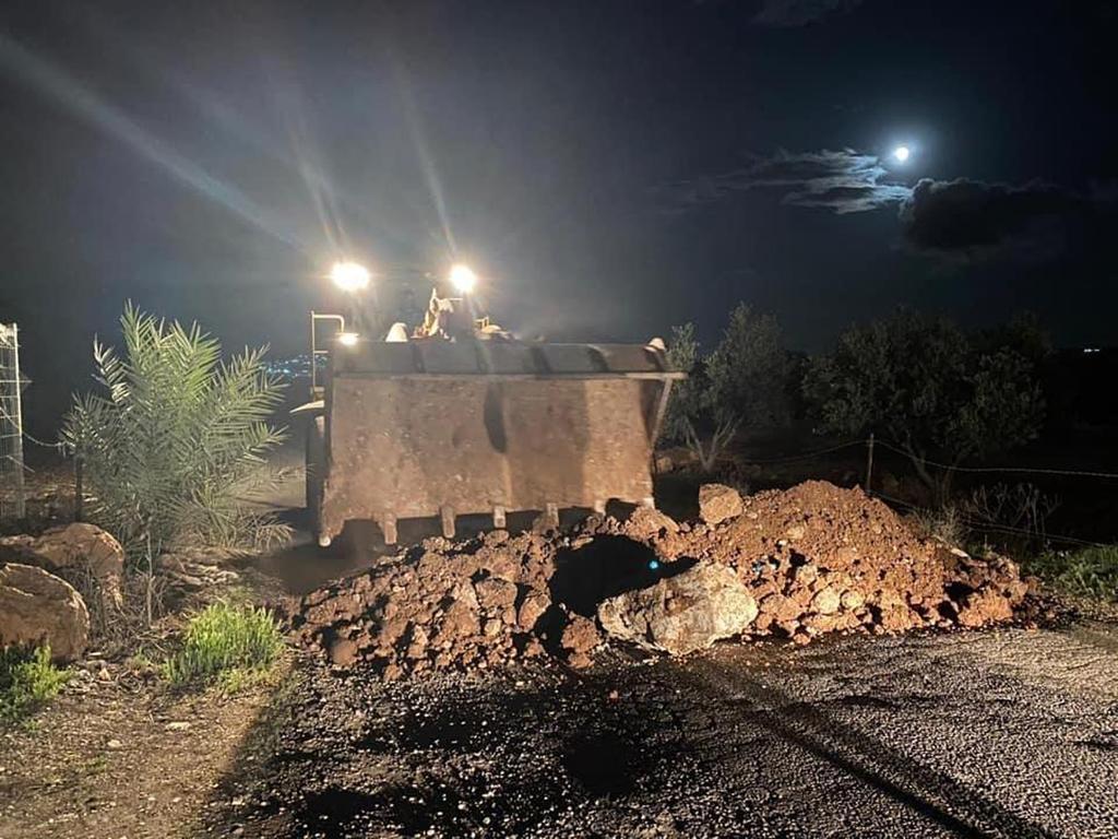 A Bulldozer blocking the road between Iksal and Daburiyya כביש חסום בין דבוריה ואכסאל