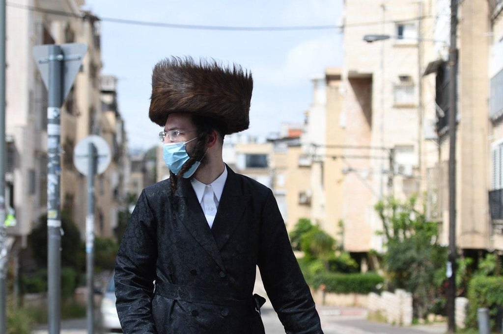 A Haredi man in Bnei Brak wears a mask against coronavirus (Photo: Nadav Abas) בני ברק