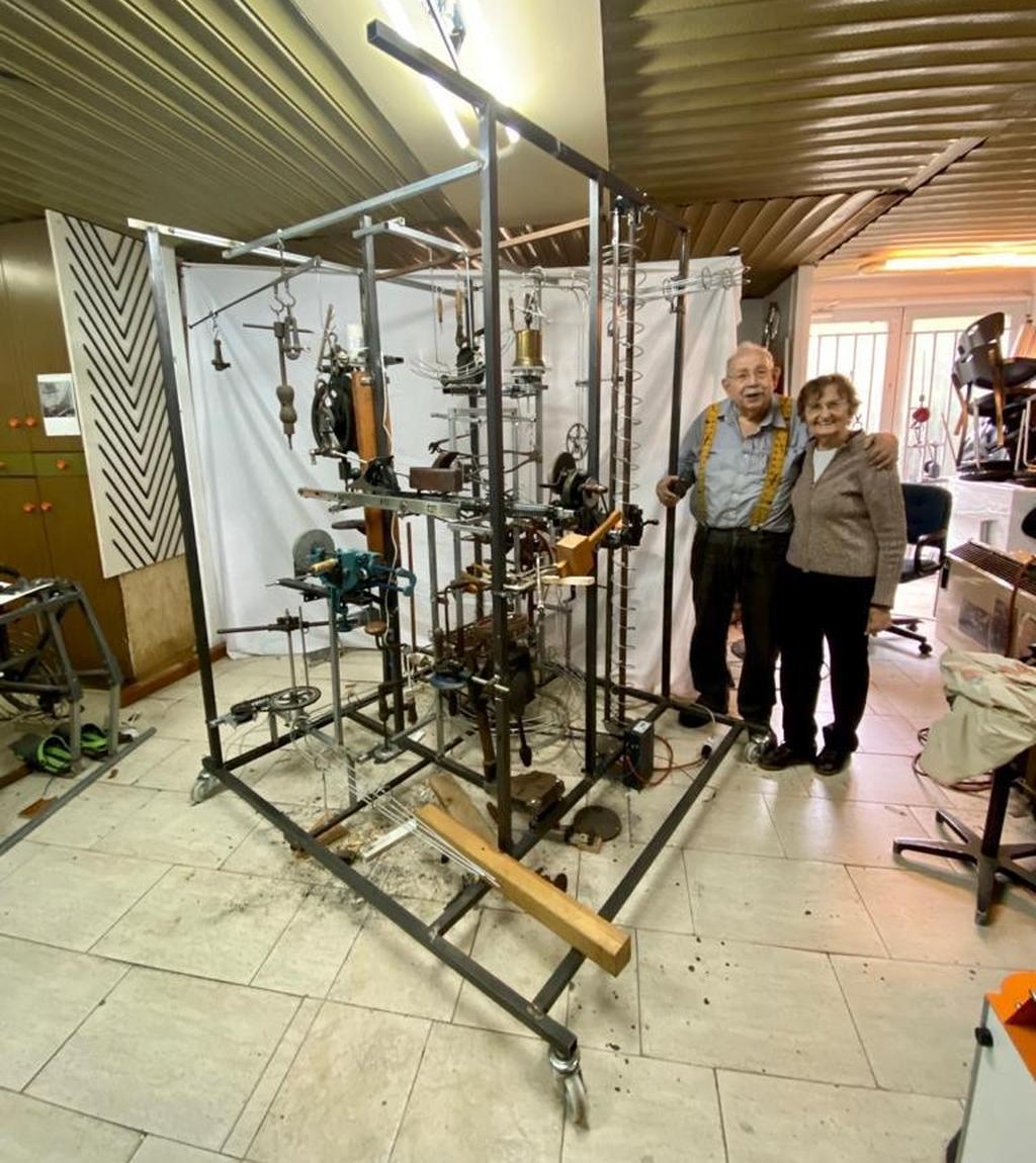 נהנים לעבוד יחד. בני הזוג ורדי עם המכונה (צילום: משפחת ורדי) המכונה של בני הזוג ורדי
