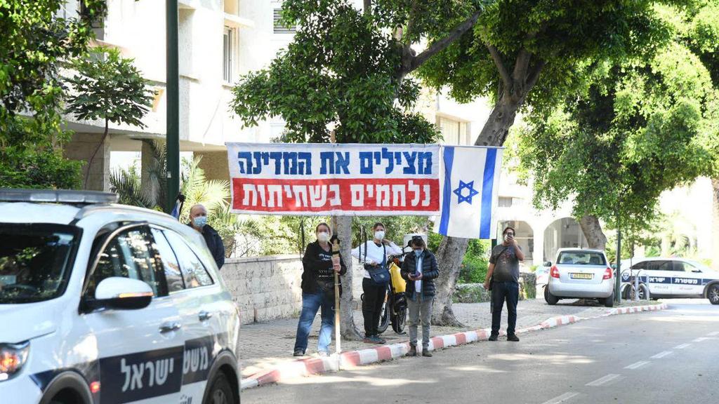 Protest outside Askenazi's house (Photo: Yair Sagi ) מחאת הדגלים השחורים בבית של גבי אשכנזי