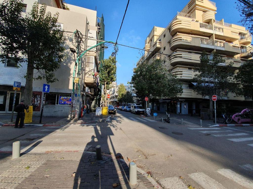 A deserted Tel Aviv street amid the coronavirus crisis (Photo: Assaf Kamar) רחובות ריקים בשכונת פלורנטין בתל אביב בזמן מגיפת הקורונה