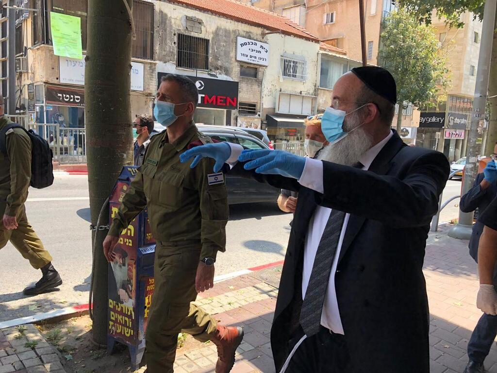 IDF Chief of Staff Aviv Kochavi and Bnei Brak Mayor Avraham Rubinstein on a tour of the city אביב כוכבי ואברהם רובינשטיין בסיור בבני ברק