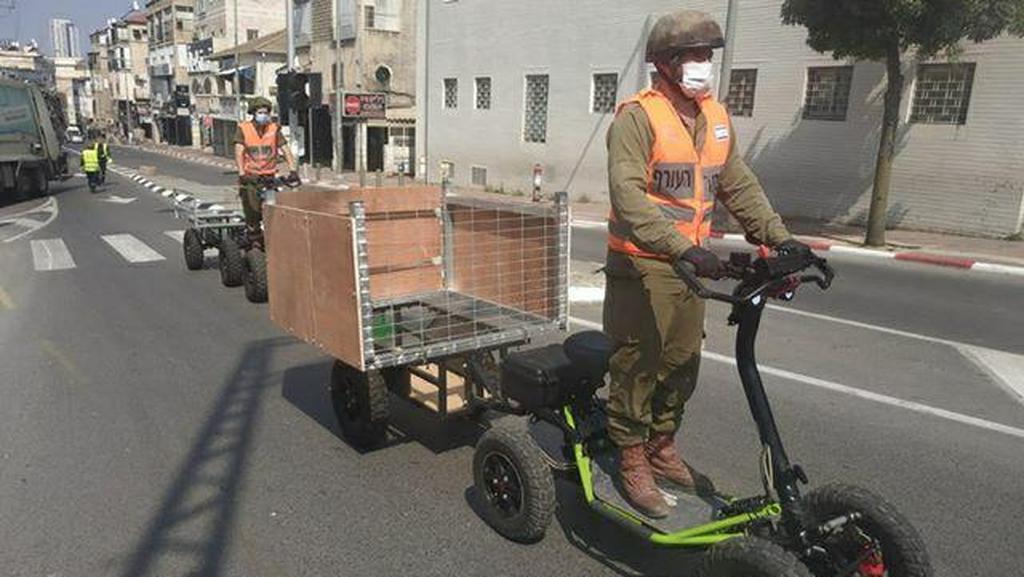 חלוקת מזון על ידי חיילי צה"ל בבני ברק במהלך הגל הראשון חיילים, מתנדבים, ארגוני הצלה ואנשים פרטיים מחלקים מזון לחג בבני ברק