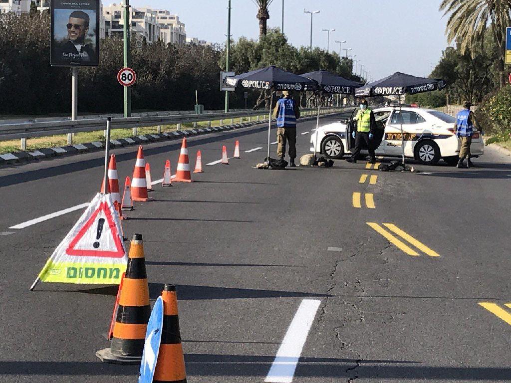 מחסום משטרתי בסגר הקודם (צילום: מוטי קמחי) מחסום משטרתי בכביש 2, דרך נמיר