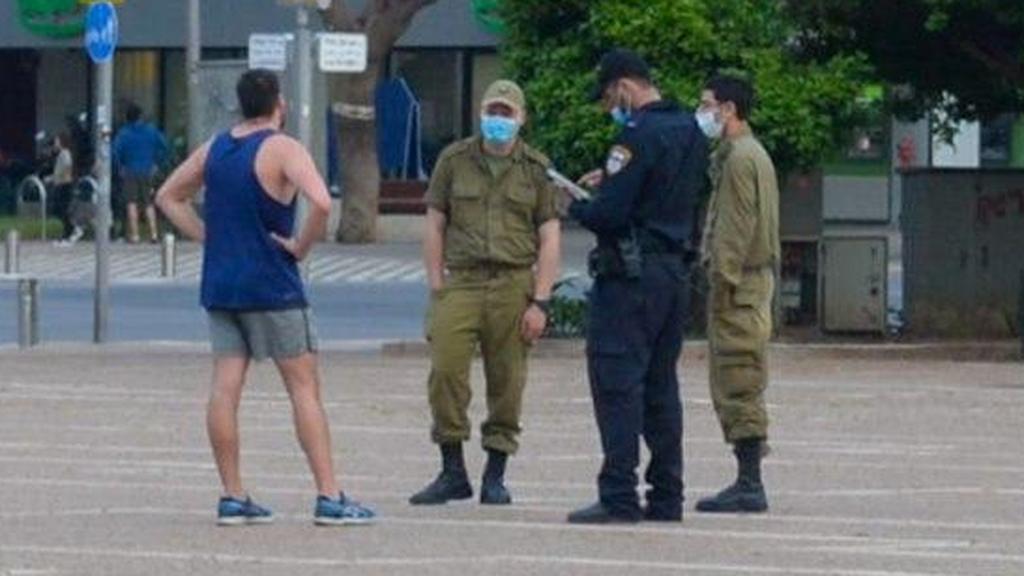 Police and soldiers stop a man breaking lockdown directives in Rabin Square, Tel Aviv (Photo: TPS) אכיפה של שוטרים את הנחיות משרד הבריאות בתל אביב