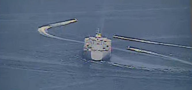 Iranian naval vessels maneuver near U.S. ships in the Persian Gulf near Kuwait (Photo: AFP) תקרית בין משמרות המהפכה לצבא ארה"ב במפרץ הפרסי