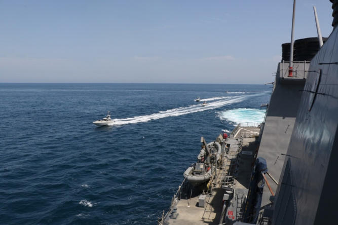 Iranian naval vessels maneuver near U.S. ships in the Persian Gulf near Kuwait (Photo: AFP) תקרית בין משמרות המהפכה לצבא ארה"ב במפרץ הפרסי