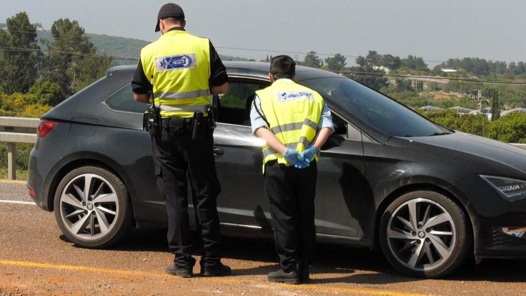 Police officers operate a roadblock at the entrance to Deir el-Asad, which has a high number of coronavirus cases (Photo: Shamir Elbaz) הסגר בדיר אל אסד בעקבות נגיף הקורונה