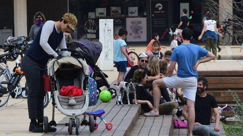 Israelis ignoring social distancing in Tel Aviv before the restrictions were eased (Photo: Moti Kimchi) אנשים מטיילים בתל אביב