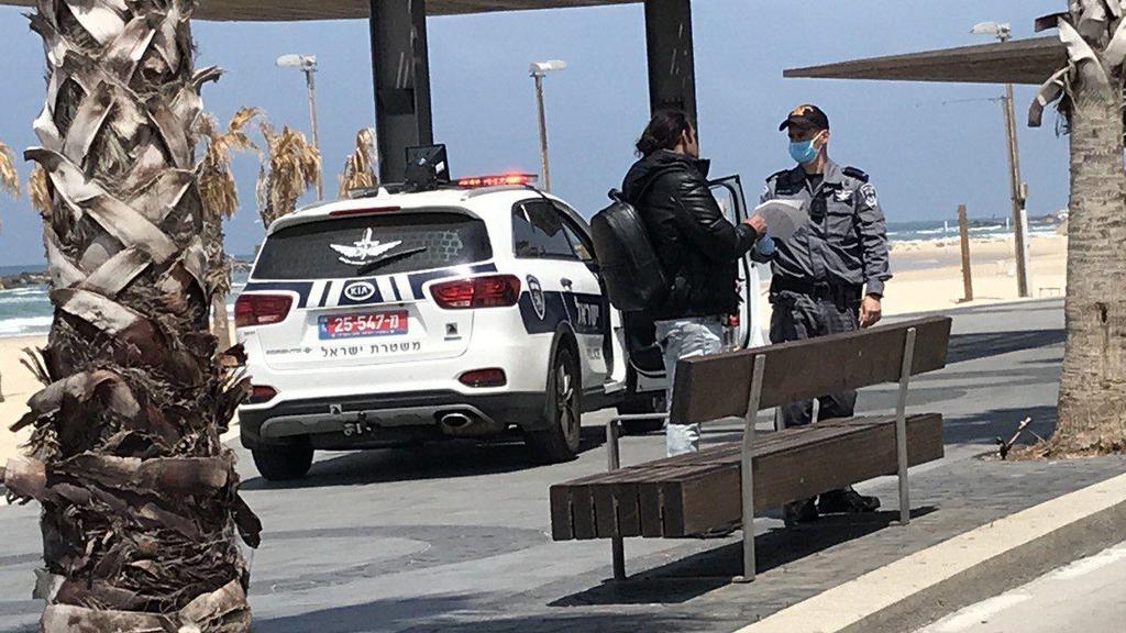 Police officers enforcing coronavirus regulations in Tel Aviv (Photo: Moti Kimchi) אנשים מטיילים בתל אביב