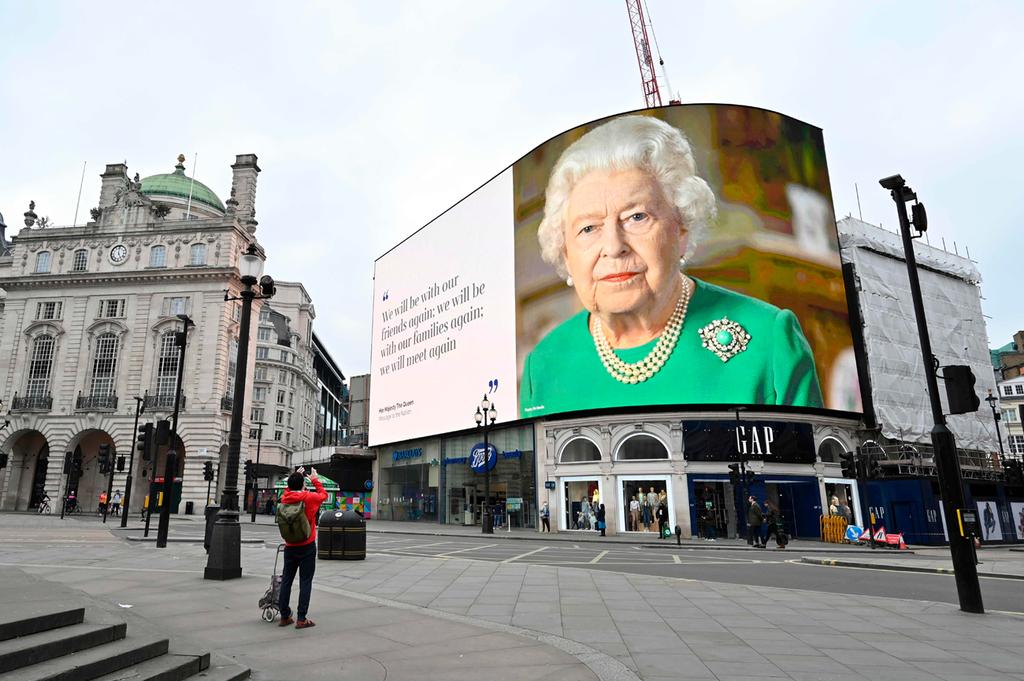 A poster of Queen Elizabeth and an excerpt from her recent address to the nation is displayed in coronavirus-hit central London (Photo: AFP) שלט חוצות של המלכה אליזבת כיכר פיקדילי לונדון נגיף קורונה בריטניה