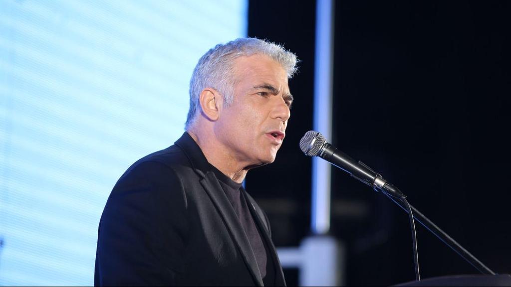 Yair Lapid (Photo: Motti Kimchi) מחאת הדלגים השחורים בכיכר רבין