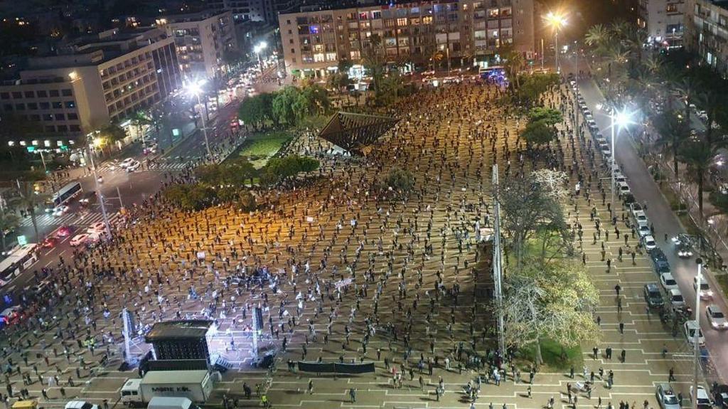 Protesters at Rabin Square stand at predetermined spots (Photo: Israel Police) סימון שמירת מרחק של שני מטר במחאת הדלגים השחורים בכיכר רבין