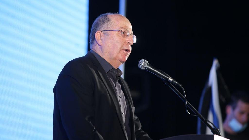 Telem head Moshe Ya'alon (Photo: Motti Kimchi) מחאת הדלגים השחורים בכיכר רבין