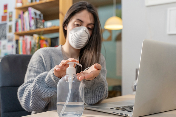 עובדים בצל הקורונה (צילום: shutterstock) עובדים בצל הקורונה