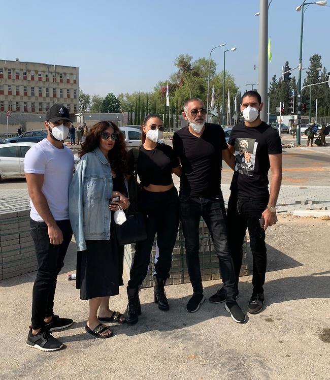 משפחה גרעינית. אלין עם ההורים והאחים (צילום: ערן כהן) משפחה גרעינית. אלין עם ההורים והאחים