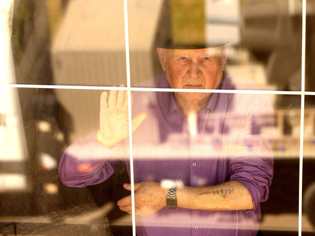An elderly Holocaust survivor in a retirement home in central Israel during the pandemic (Photo: Elad Gershgorn) אריה גולדברג