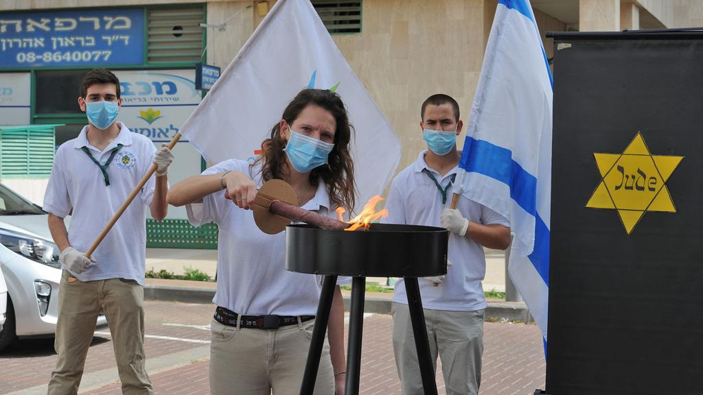 התלמידים יזמו: טקס יום השואה ברחוב מול חלון חדרם של ניצולי שואה שנמצאים בבית אבות