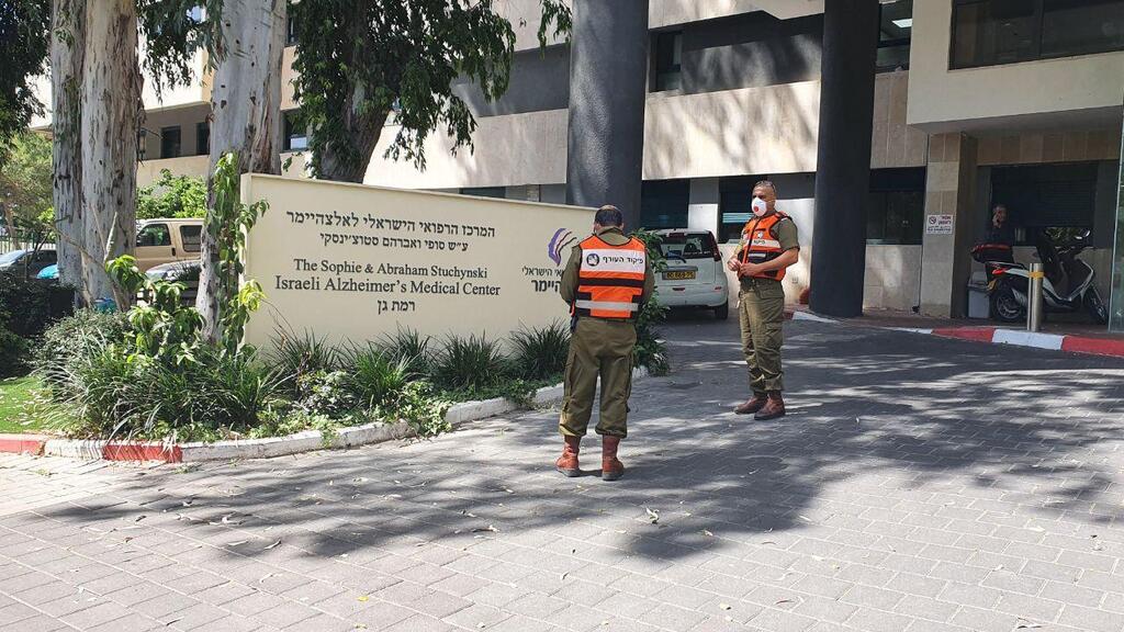 חיילי פיקוד העורף במרכז האלצהיימר
