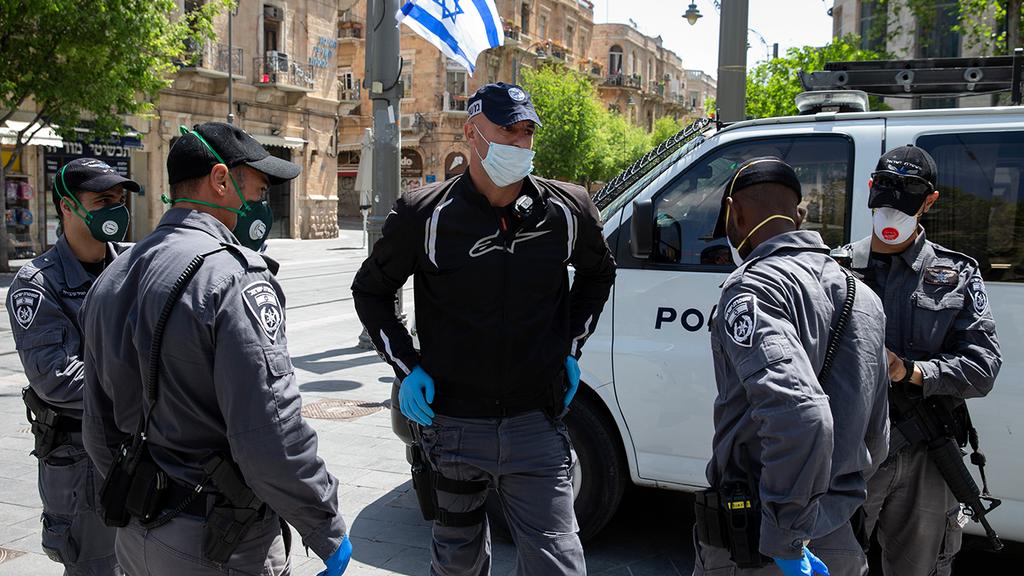 Chief Superintendent Ronen Hazot overseeing police officers on duty (Photo: Amit Shabi ) יס"מ ירושלים