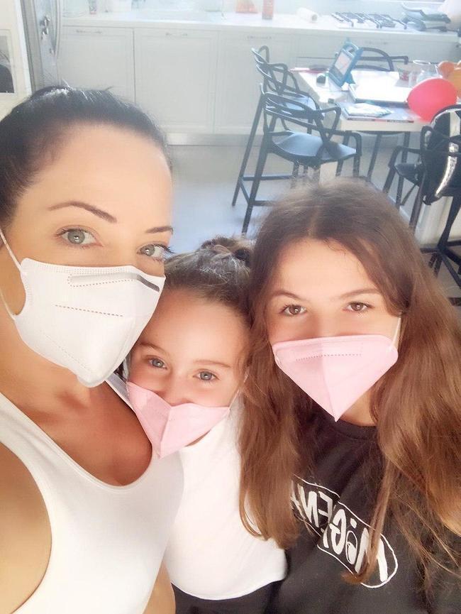 "עם הגדולות אני רוקדת בטיק טוק ועם הקטנה בונה לגו". מיכל אמדורסקי והבנות (-) "עם הגדולות אני רוקדת בטיק טוק ועם הקטנה בונה לגו". מיכל אמדורסקי והבנות